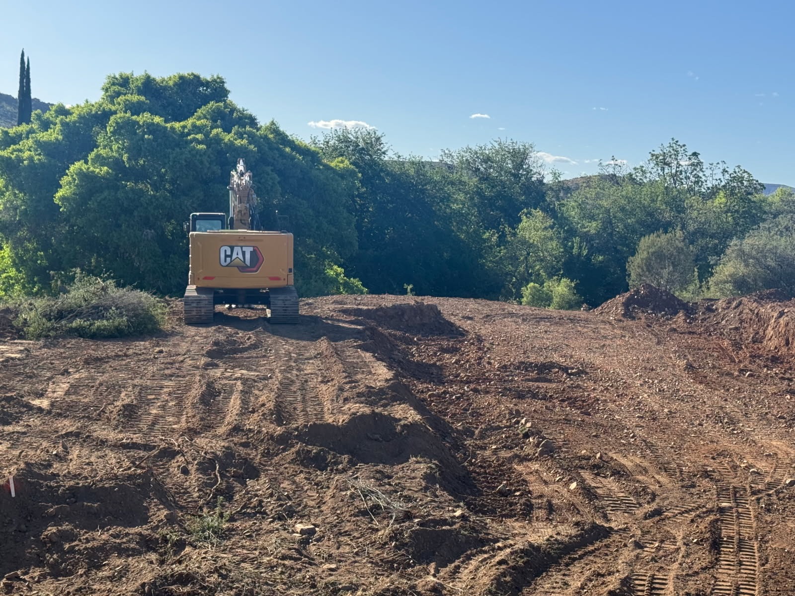 Excavadora CAT en trabajo de campo